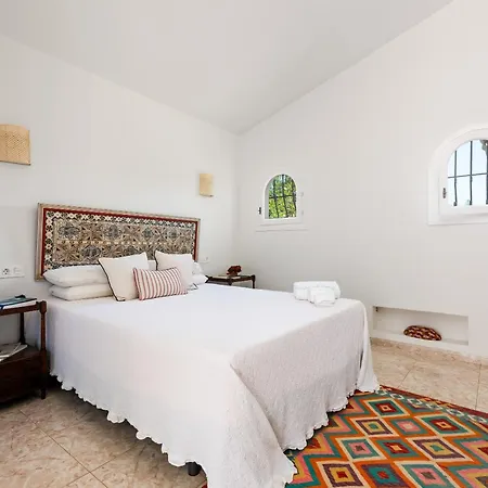 Sophora, Luxury Getaway In Prime Location Near Puerto Banus With Heated Pool