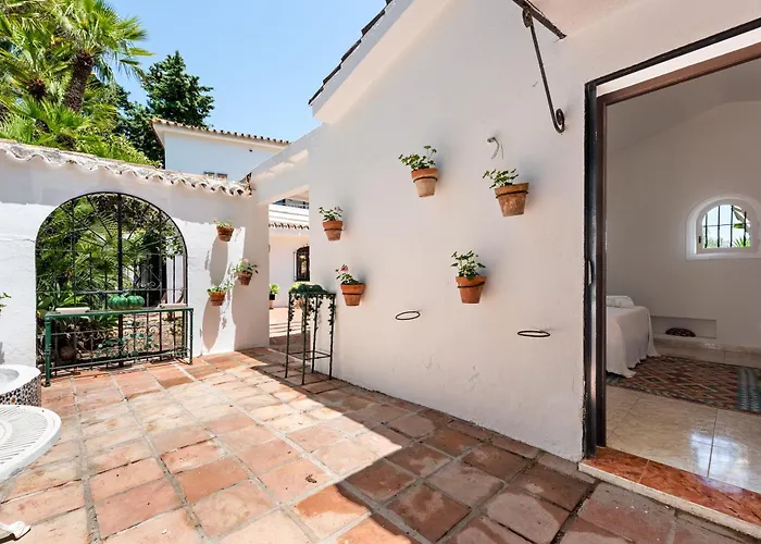 Sophora, Luxury Getaway In Prime Location Near Puerto Banus With Heated Pool