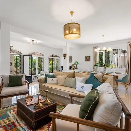 Sophora, Luxury Getaway In Prime Location Near Puerto Banus With Heated Pool Villa